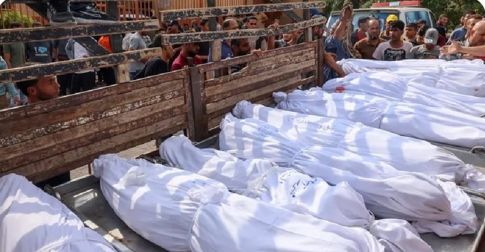 بينهم اطفال جثامين الشهداء تتكدس خارج مستشفيات غزة بسبب امتلاء ثلاجات الموتى